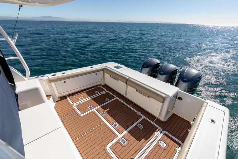 2018-38-pursuit-385-offshore