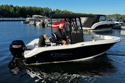 Robalo R180 Center Console