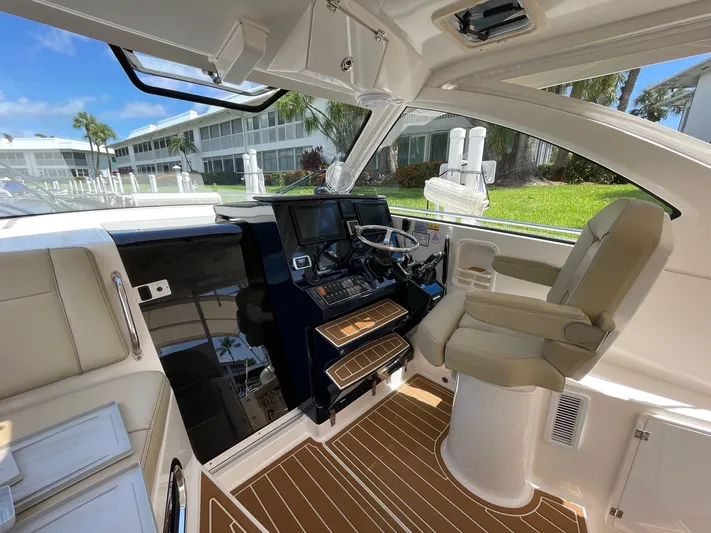 False Echoes Yacht Photos Pics Pursuit 32 False Echoes- Helm