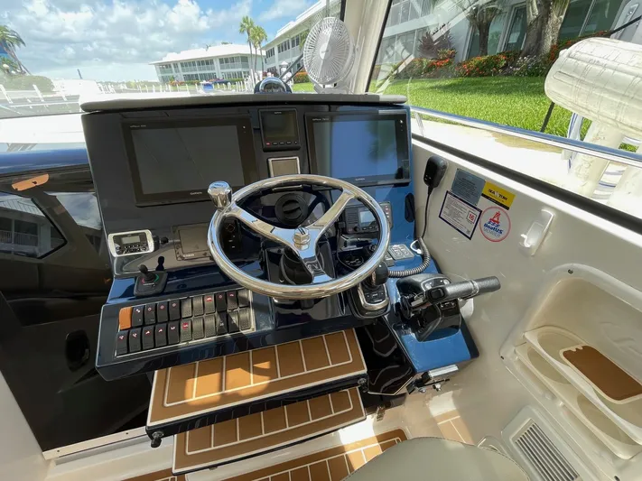 False Echoes Yacht Photos Pics Pursuit 32 False Echoes- Helm