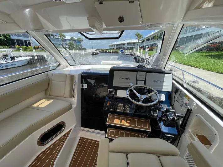 False Echoes Yacht Photos Pics Pursuit 32 False Echoes- Helm