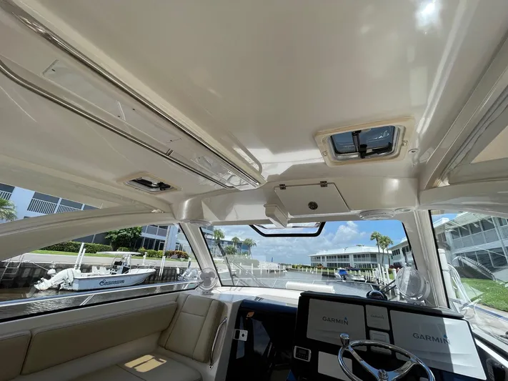 False Echoes Yacht Photos Pics Pursuit 32 False Echoes- Helm