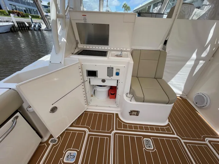 False Echoes Yacht Photos Pics Pursuit 32 False Echoes- Cockpit Storage