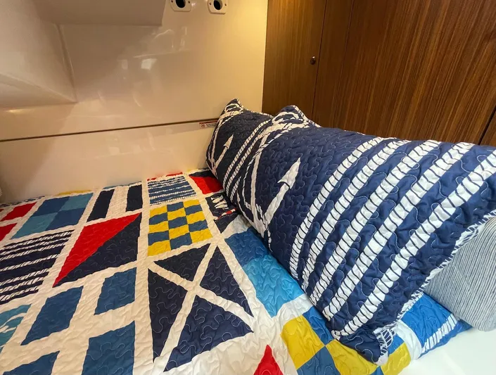 False Echoes Yacht Photos Pics Pursuit 32 False Echoes- Aft Berth