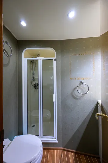 Night Bird Yacht Photos Pics Viking 61 Night Bird - Interior Forward Stateroom Head