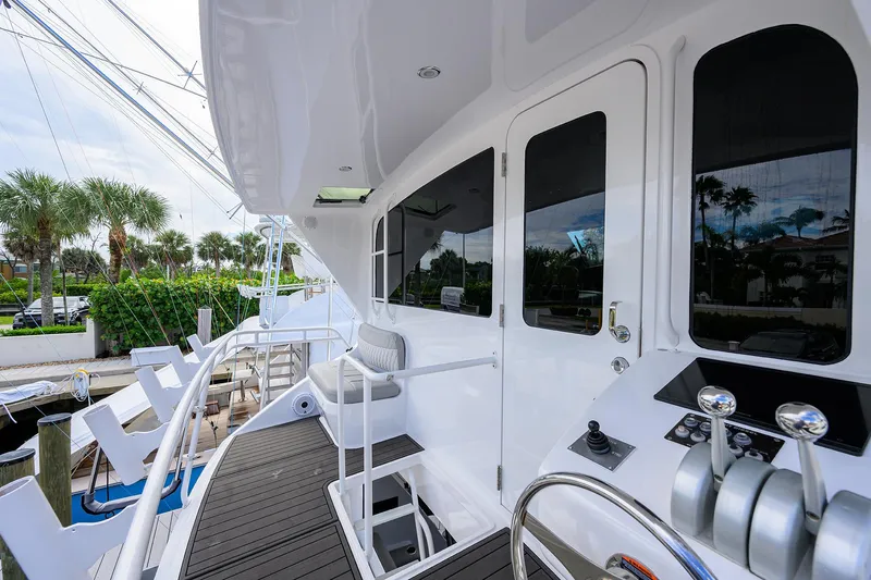 Night Bird Yacht Photos Pics Viking 61 Night Bird - Exterior Flybridge