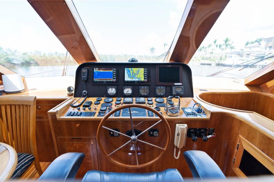 2004 Altima 55 Pilothouse