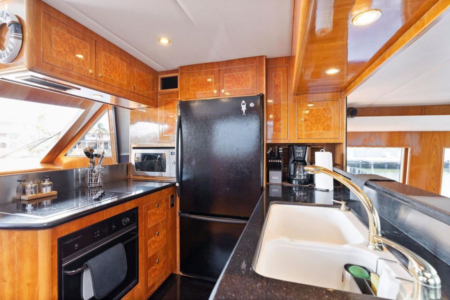 2004 Altima 55 Pilothouse