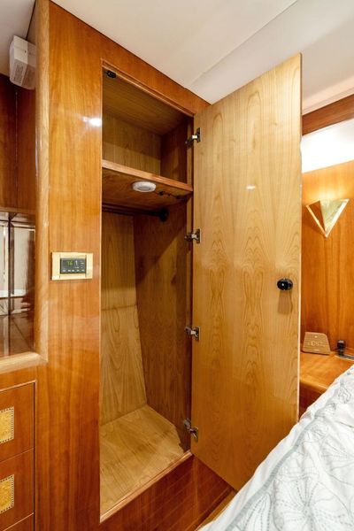 2004 Altima 55 Pilothouse