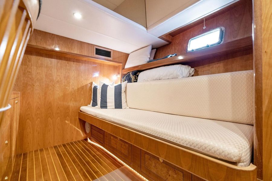 2004 Altima 55 Pilothouse