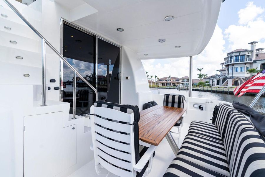 2004 Altima 55 Pilothouse
