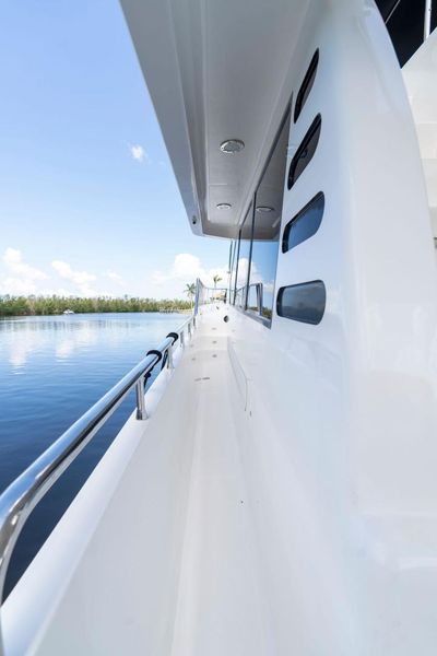 2004 Altima 55 Pilothouse