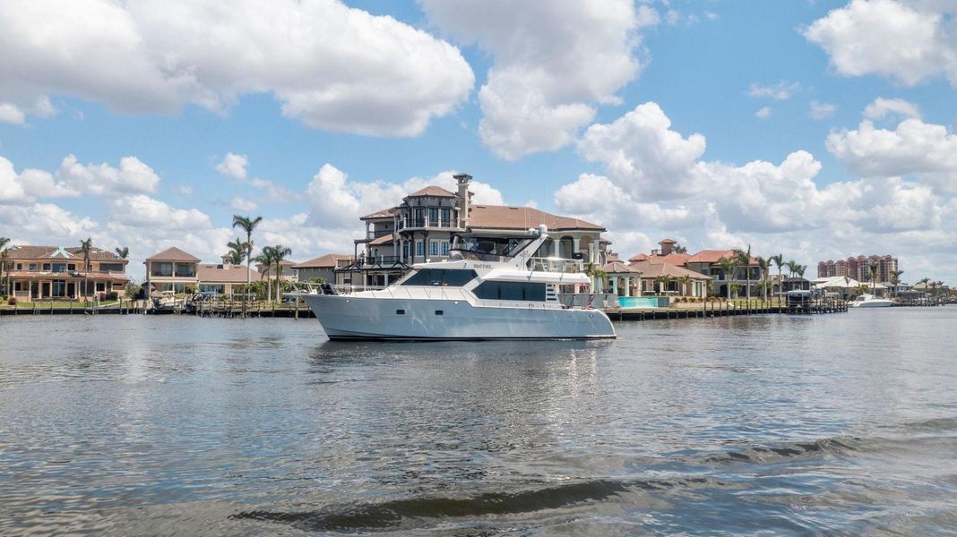 2004 Altima 55 Pilothouse