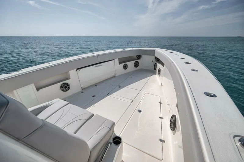  Yacht Photos Pics 2020 SeaVee 39 boat deck with ocean view, featuring spacious seating and modern design.