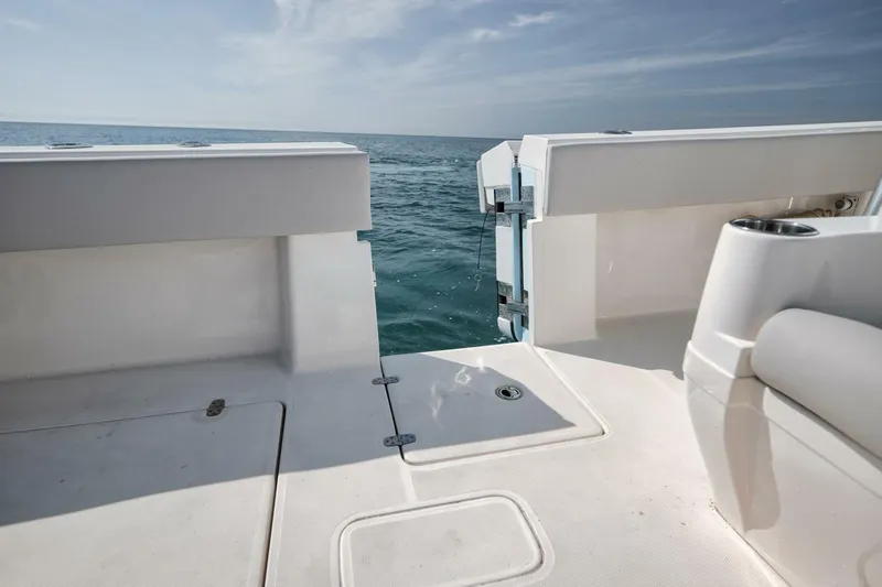  Yacht Photos Pics 2020 SeaVee 39 boat deck with ocean view, showcasing spacious design and modern features.