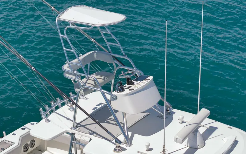  Yacht Photos Pics 2020 SeaVee 39 boat with tower and fishing rods on blue ocean water.