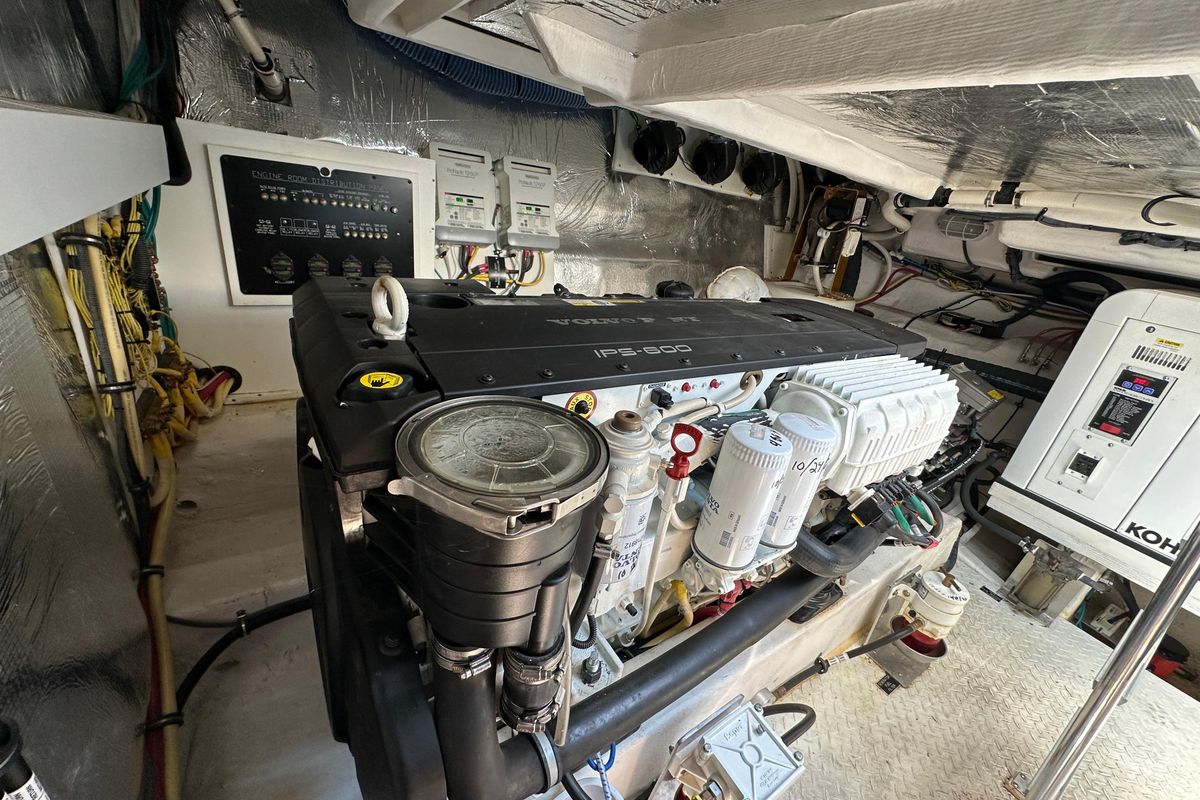 2013 Cruisers Yachts 45 