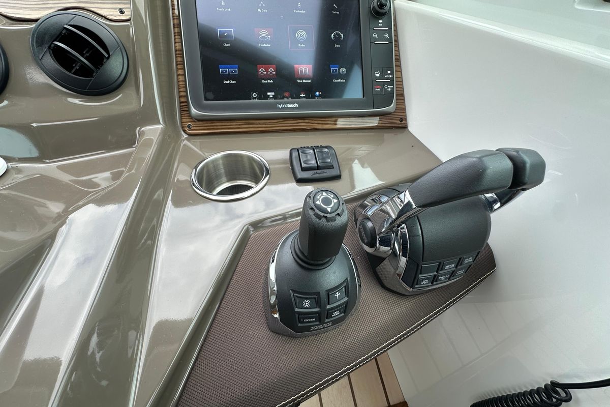 2013 Cruisers Yachts 45 