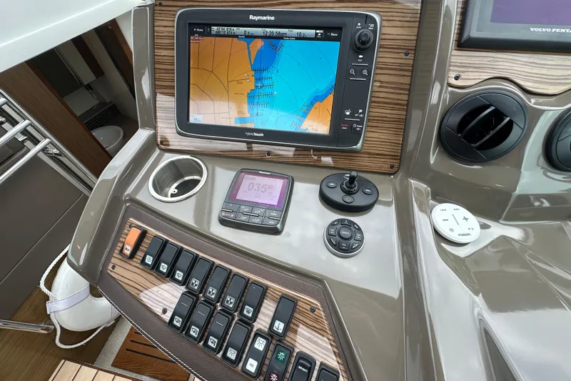 Sexy B'yacht-ch Yacht Photos Pics Control panel of 2013 Cruisers Yachts 45 Cantius with navigation and control systems.