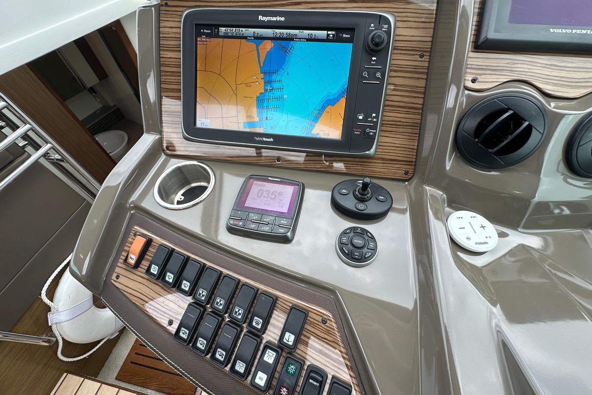 2013 Cruisers Yachts 45 