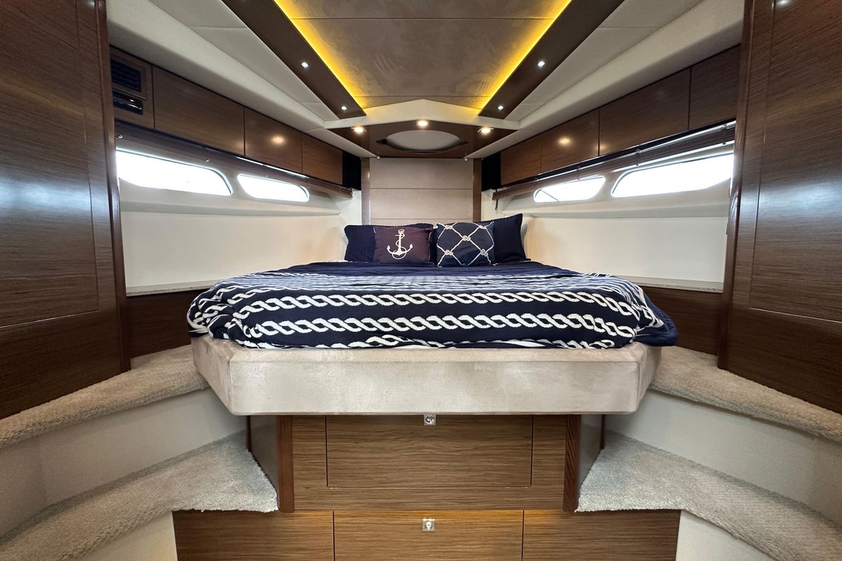 2013 Cruisers Yachts 45 