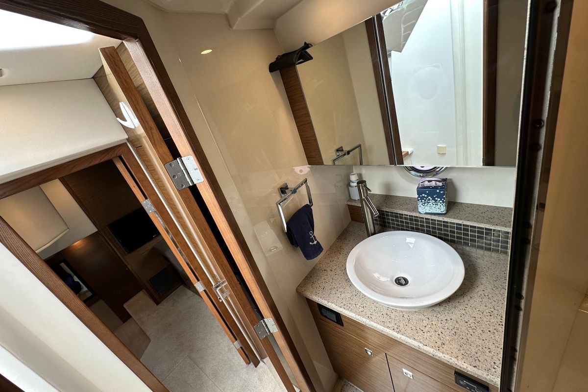 2013 Cruisers Yachts 45 