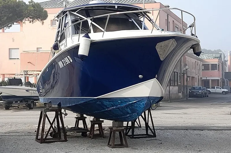  Yacht Photos Pics 2009 Fountain 33 Sportfish Cruiser on stands in a marina setting.