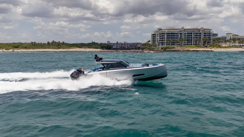 Robin's Nest Yacht Photos Pics 