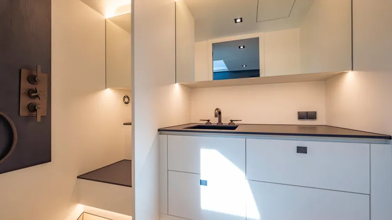 Robin's Nest Yacht Photos Pics 