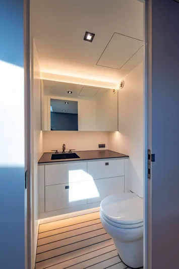 Robin's Nest Yacht Photos Pics 