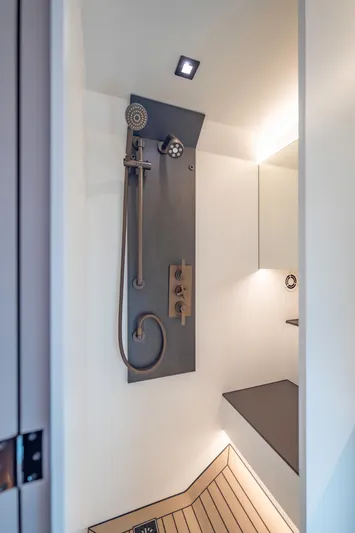 Robin's Nest Yacht Photos Pics 