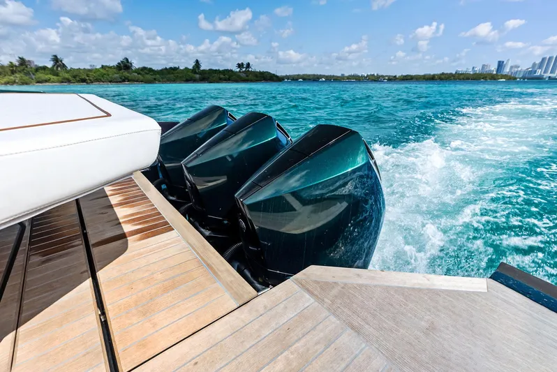 Green Eyes Yacht Photos Pics 