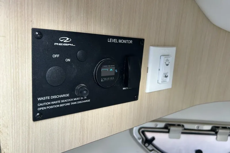 Yacht Photos Pics 2026 Regal 26 LX6 - Head Controls