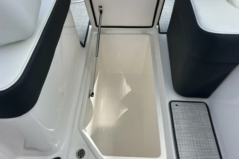  Yacht Photos Pics 2026 Regal 26 LX6 - Storage