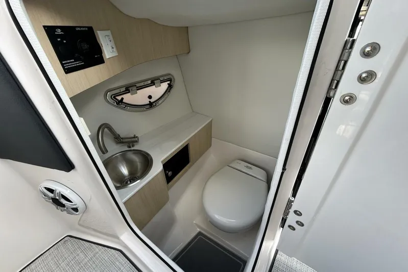  Yacht Photos Pics 2026 Regal 26 LX6 - Head