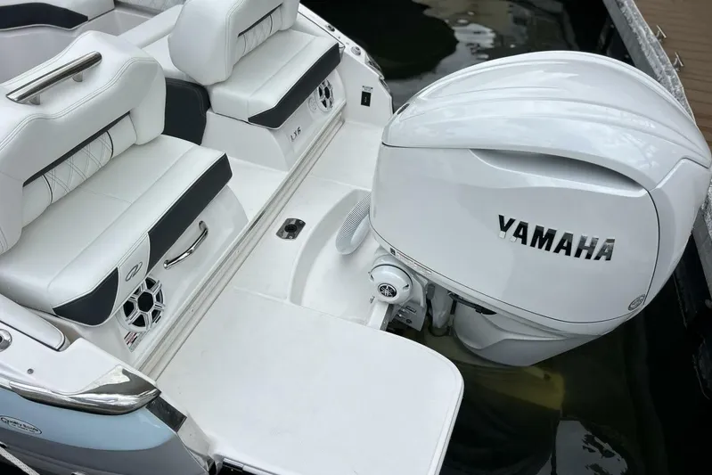  Yacht Photos Pics 2026 Regal 26 LX6 - Motor