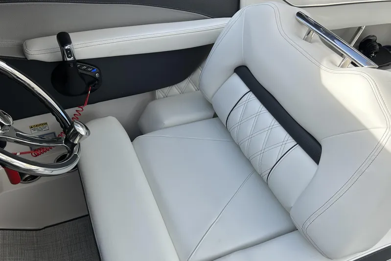  Yacht Photos Pics 2026 Regal 26 LX6 - Helm Seating