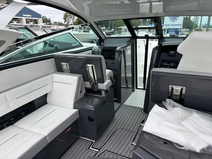  Yacht Photos Pics 2018 COBALT A36 - Image 20