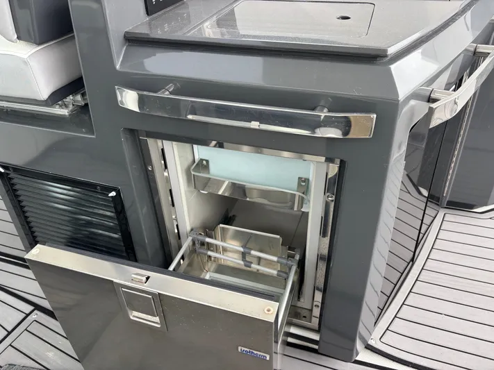  Yacht Photos Pics 2018 COBALT A36 - Image 10