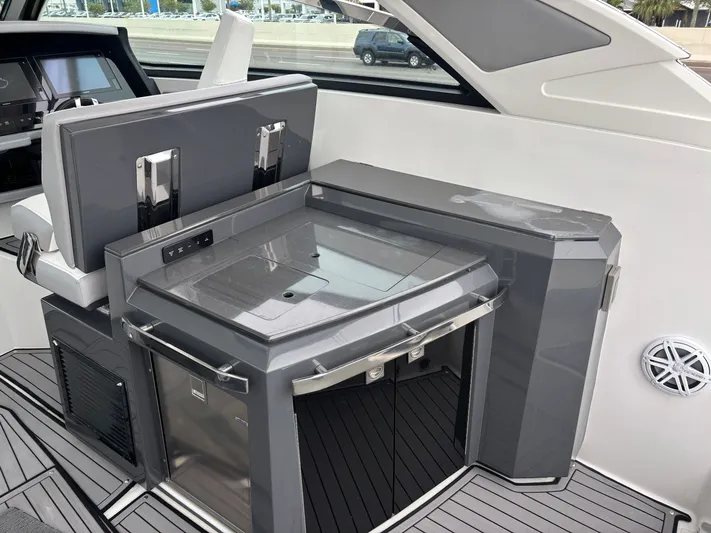  Yacht Photos Pics 2018 COBALT A36 - Image 9