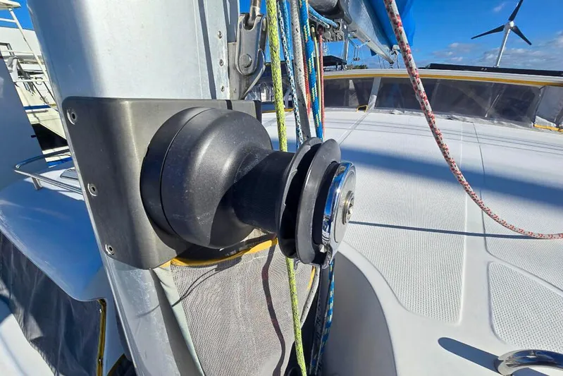 Miss Roxy Yacht Photos Pics Sailboat winch on Dolphin 460, 2006 model, with colorful ropes and clear sky background.