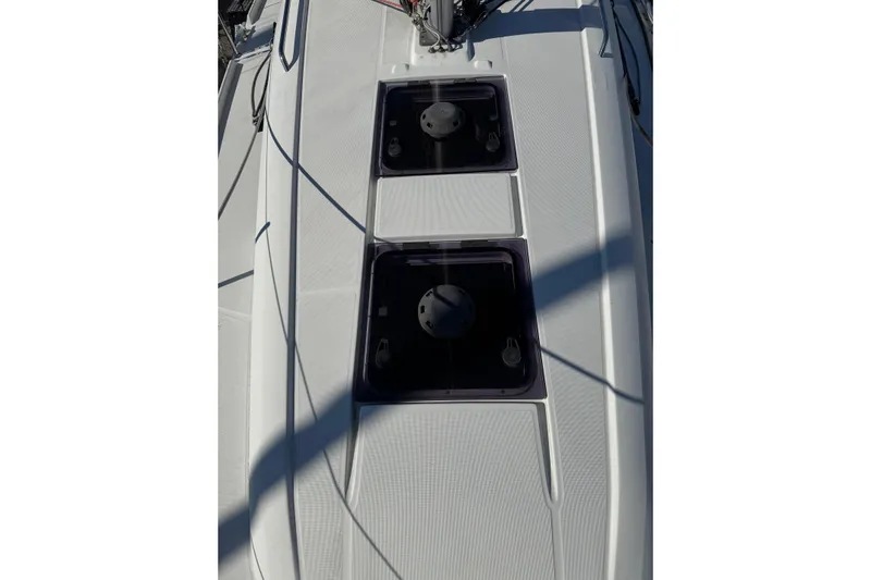 Kaifu Yacht Photos Pics Beneteau Oceanis 30.1 deck view, 2020 model, featuring dual hatches and sleek design.