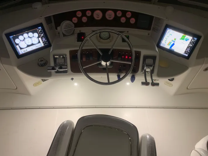  Yacht Photos Pics 2006 Silverton 34 Convertible helm with dual screens and illuminated controls.