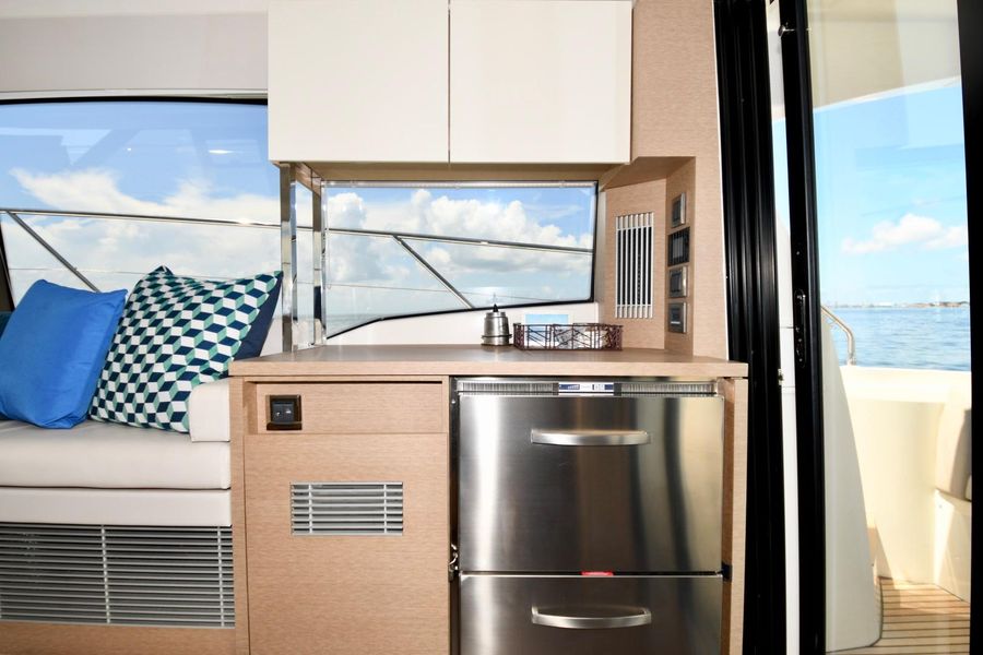 2020 Prestige 420 Flybridge