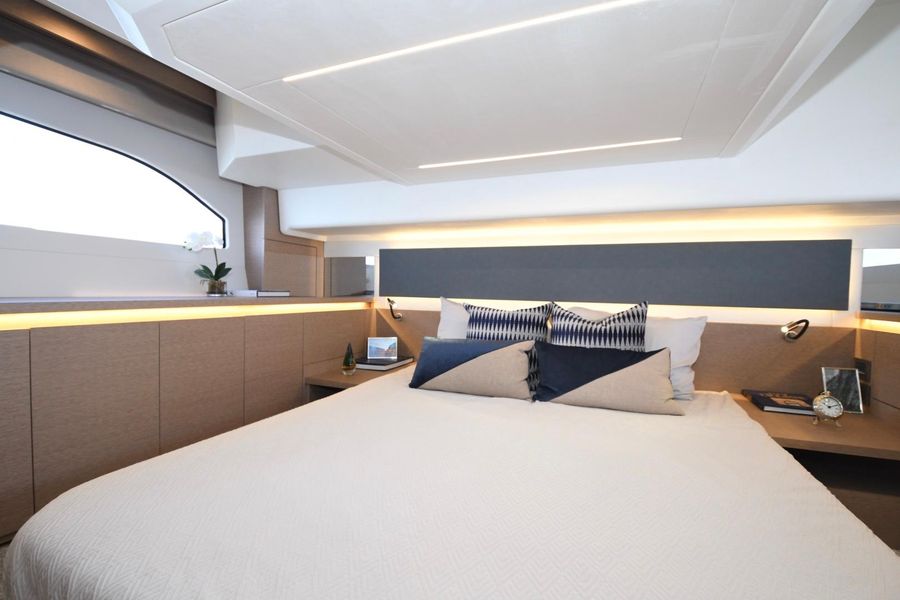 2020 Prestige 420 Flybridge