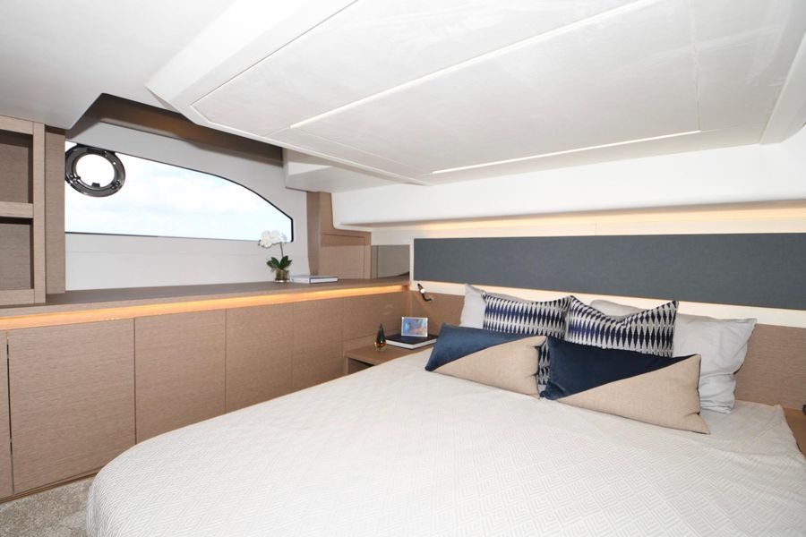 2020 Prestige 420 Flybridge