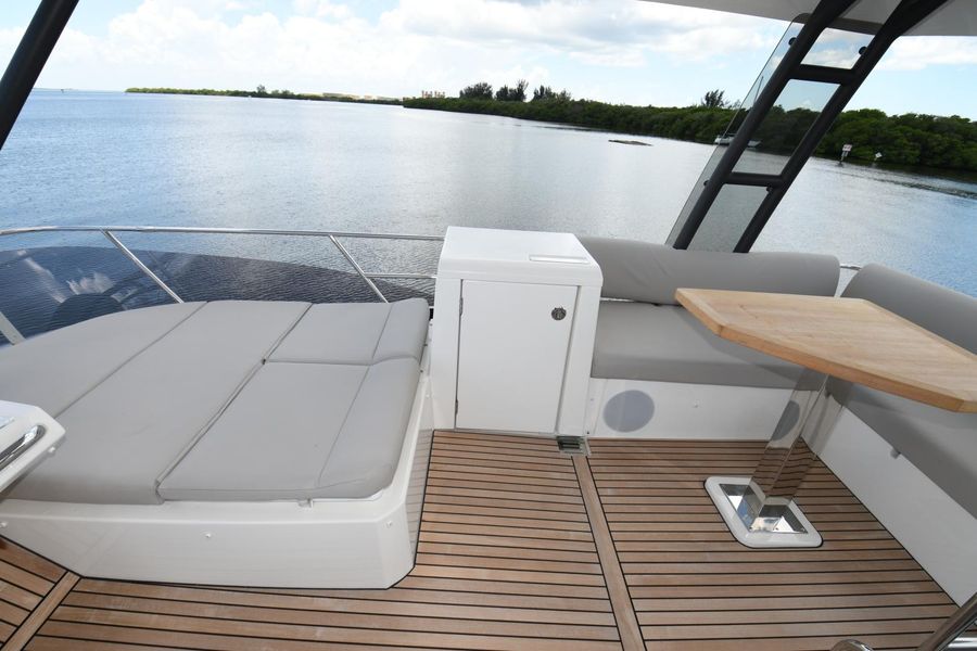 2020 Prestige 420 Flybridge