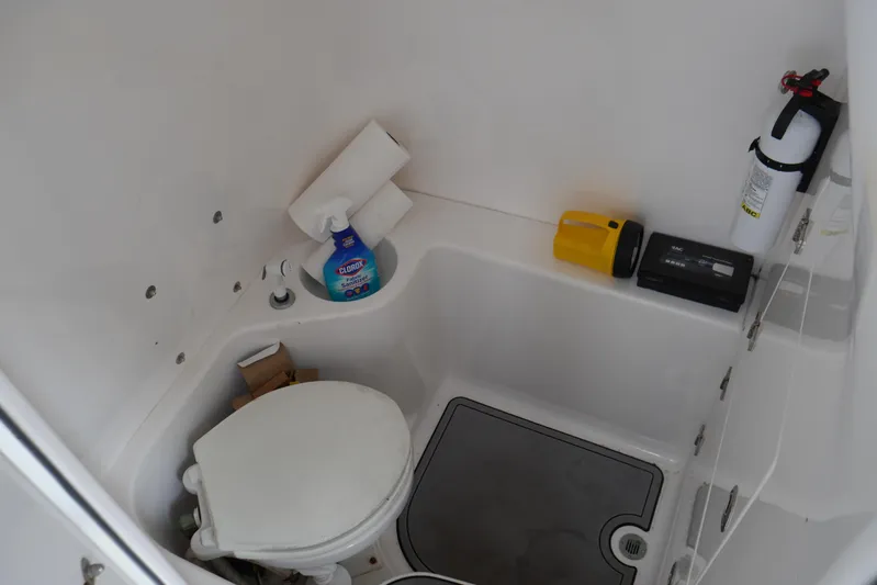 Finale Yacht Photos Pics 2004 Venture - Head