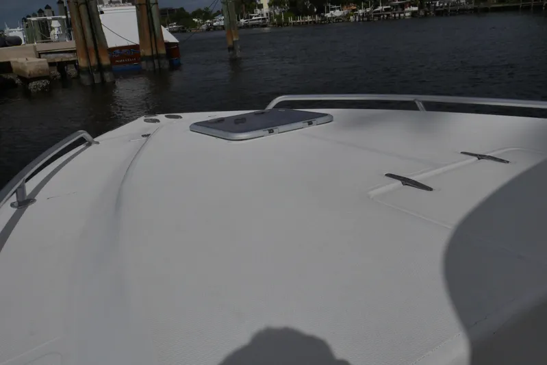 Finale Yacht Photos Pics 2004 Venture - Bow