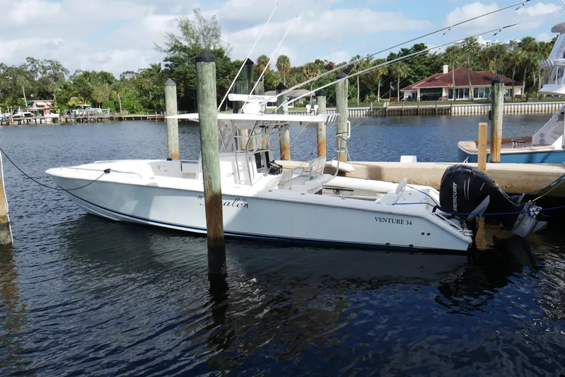Finale Yacht Photos Pics 2004 Venture - Exterior profile on the water
